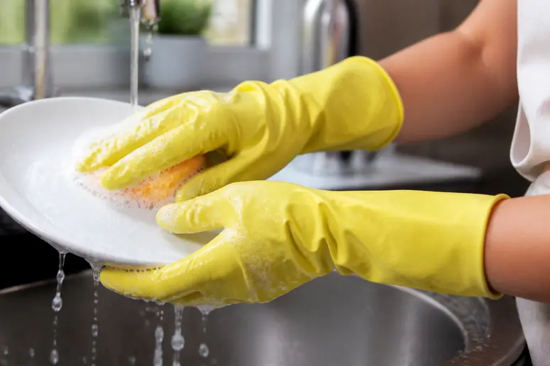 Protection des mains avec des gants pour prolonger la durée de vie de comment faire des ongles en gel avec capsule.