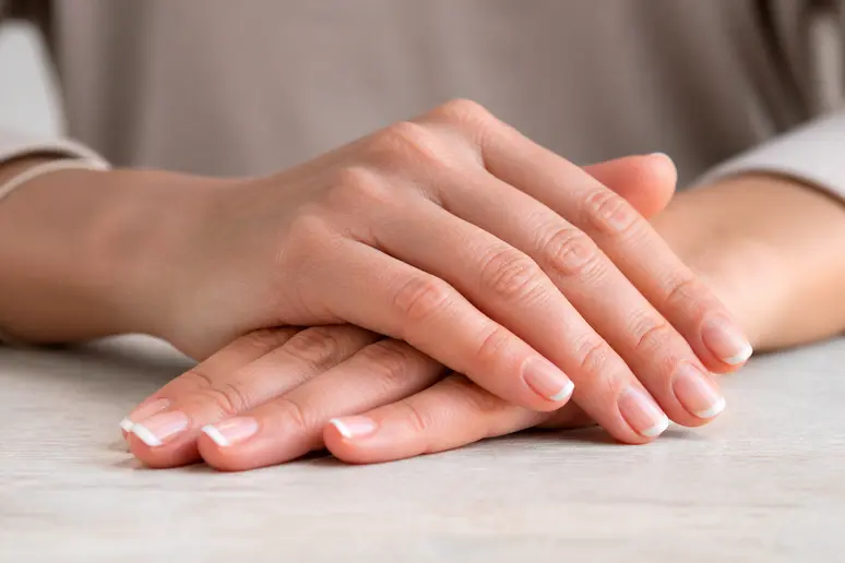 Mains soignées avec un gainage ongle c'est quoi, finition manucure française.