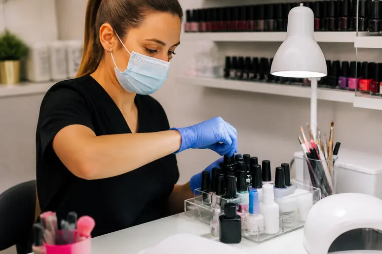 Professionnelle de santé organisant des produits pour le gel polish c'est quoi, avec précautions.