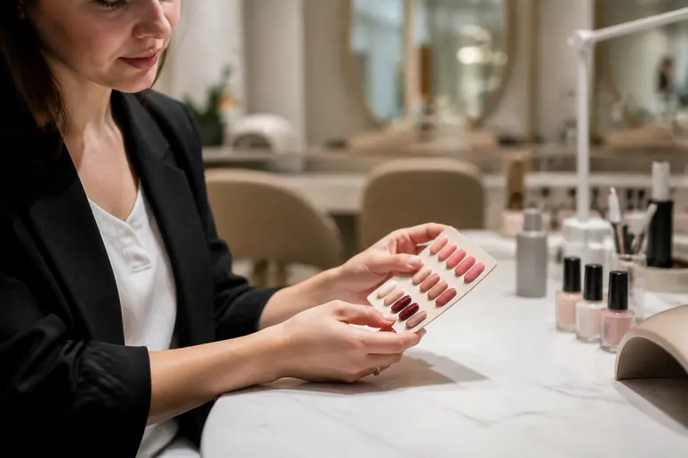 Choix de couleurs pour une manucure tarif annuel dans un salon parisien moderne.