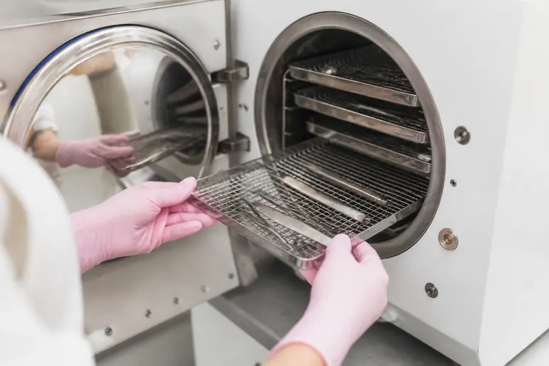 Stérilisation des instruments pour une manucure tarif : sécurité et hygiène primordiales.