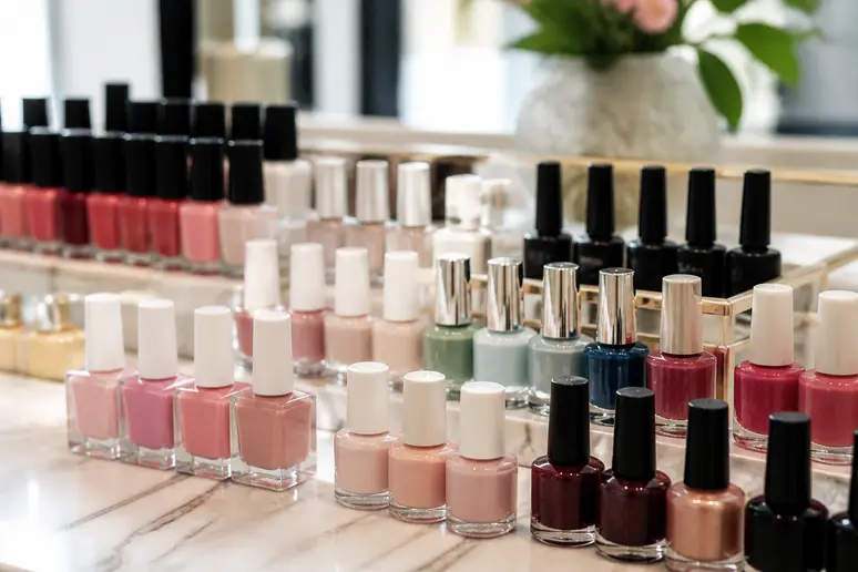 Assortiment de flacons de meilleurs vernis semi-permanents professionnels dans un salon français.