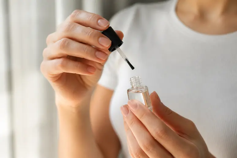 Application d'un primer ongle c'est quoi, étape clé pour une manucure réussie.