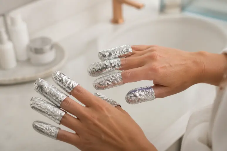 Retrait doux du vernis semi-permanent ongle court avec la méthode des papillotes.