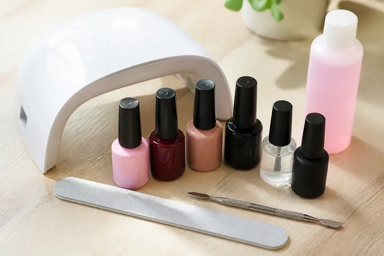 Kit de vernis semi permanent renforcé complet, idéal pour commencer la pose à domicile et obtenir de beaux résultats.