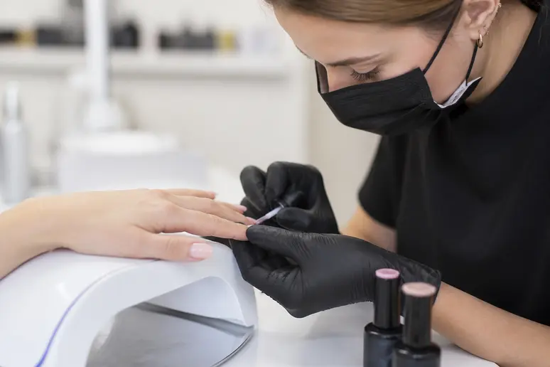 Application soignée d'un vernis semi permanent victoria vynn en salon par une professionnelle.
