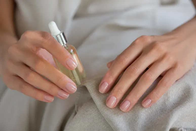 Mains soignées avec un vernis semi permanent victoria vynn, hydratation cuticulaire.