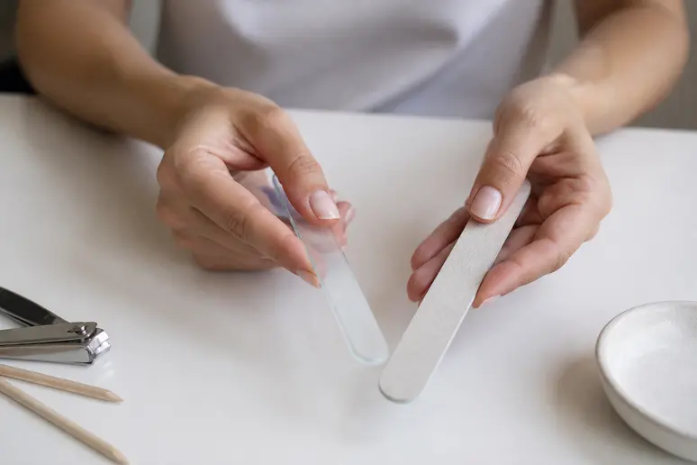Choisir une lime adaptée pour bien limer ses ongles sans les abîmer.