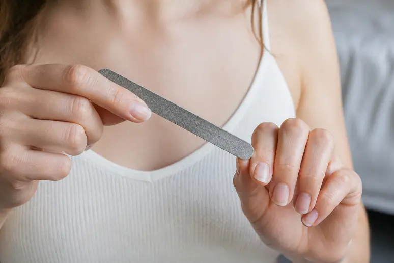 Apprendre comment limer ses ongles dans un seul sens pour ne pas les abîmer.