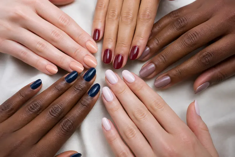 Conseils couleur manucure été : assortir vernis et carnation pour un résultat harmonieux.