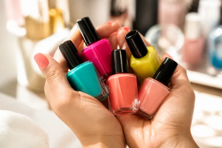 Choisir la parfaite couleur manucure été parmi une palette de vernis vibrants sur une table de salon.