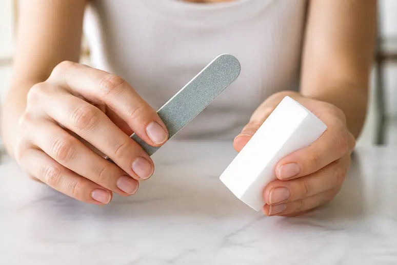 Outils de manucure pour un effet secondaire vernis semi-permanent sur les ongles.