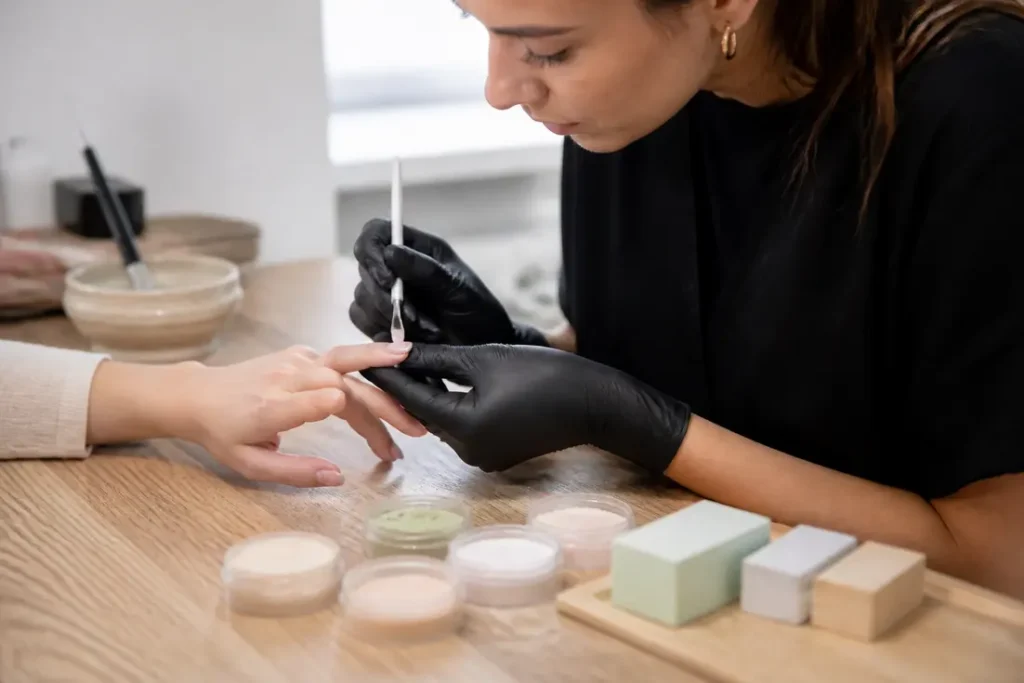 Une formatrice réalise une formation manucure japonaise dans un atelier lumineux