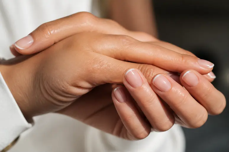 Rendu discret d'une micro french manucure avec un liseré blanc très fin sur des ongles courts