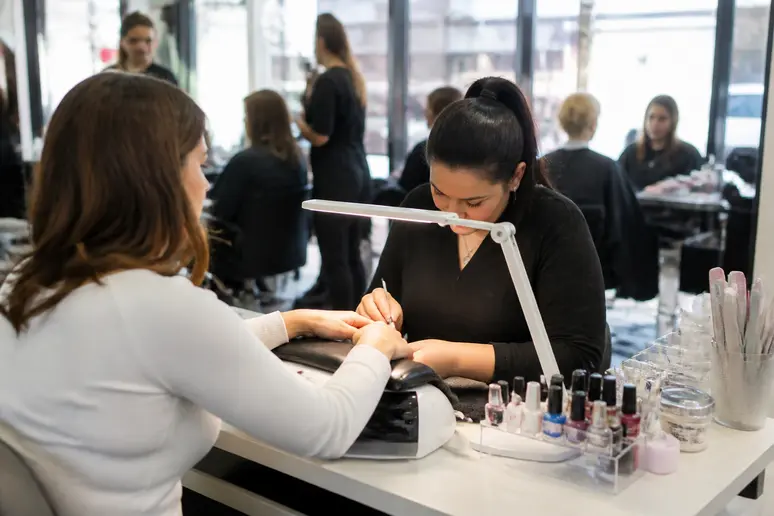 Poste de manucure aménagé avec soin au sein d'un salon de coiffure lumineux