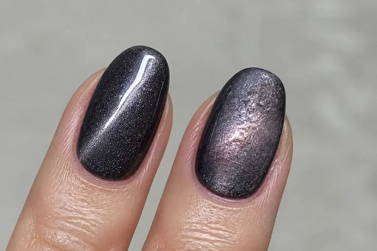 Comparaison d'un effet œil de chat net et d'un effet flou sur des ongles vernis.