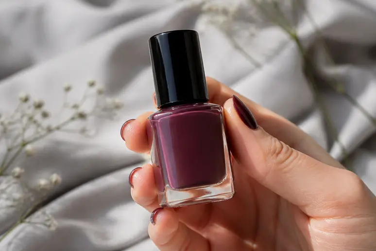 Flacon de vernis prune et contrôle de la composition avant achat