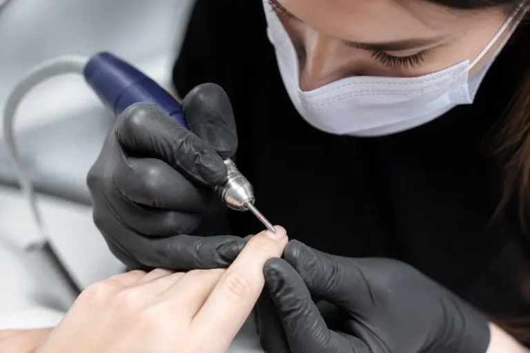 Manucure russe : en quoi consiste cette technique d'ongles ?
