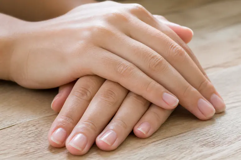 Rendu propre des contours d'ongles après une manucure russe sans vernis en institut