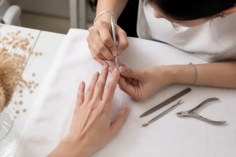 Gros plan sur une manucure russe sans vernis réalisée par une professionnelle dans un salon lumineux