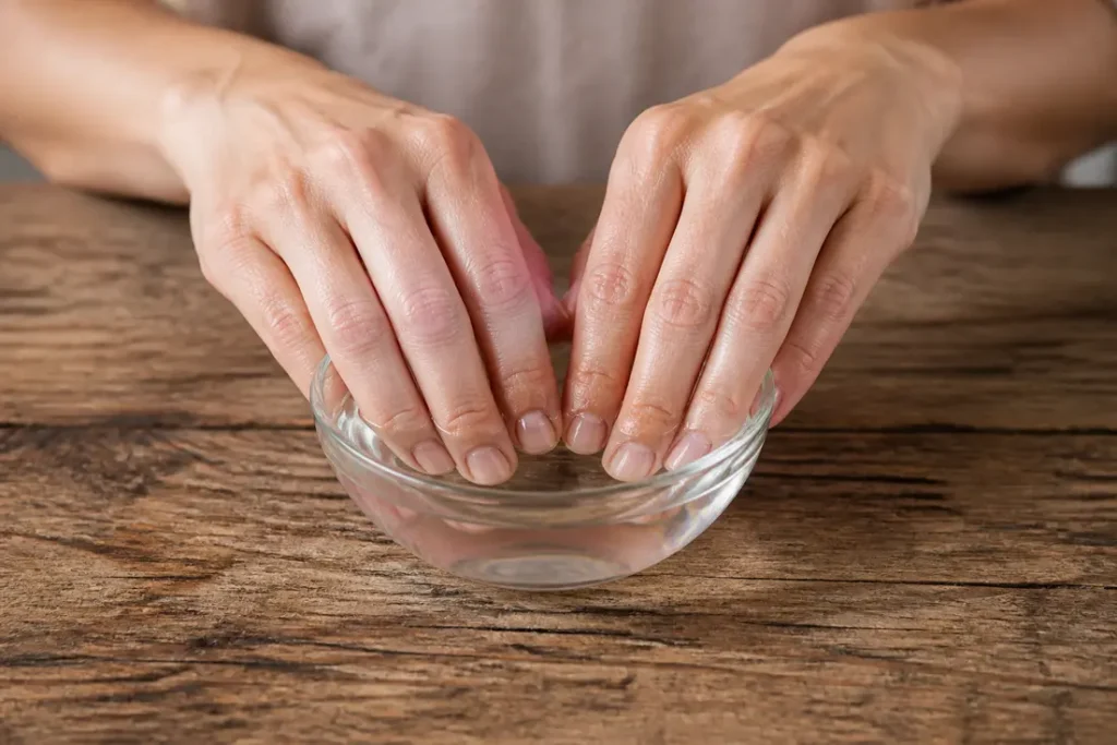 Remède de grand-mère pour ongles cassants : trempage dans un bain d'eau salée.