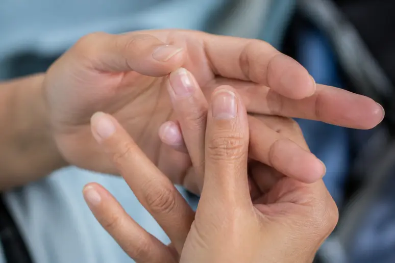 Examen minutieux de la plaque unguéale pour observer l'état des ongles dédoublés