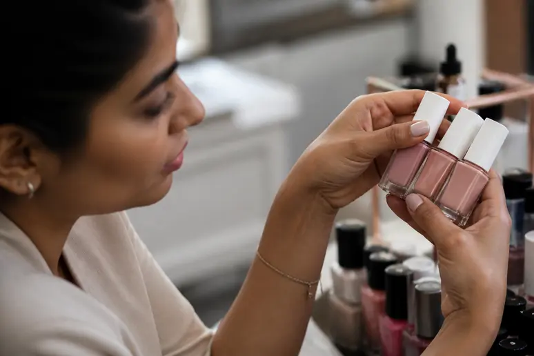 Sélection de vernis nude par une femme pour affiner ses doigts et harmoniser sa carnation.