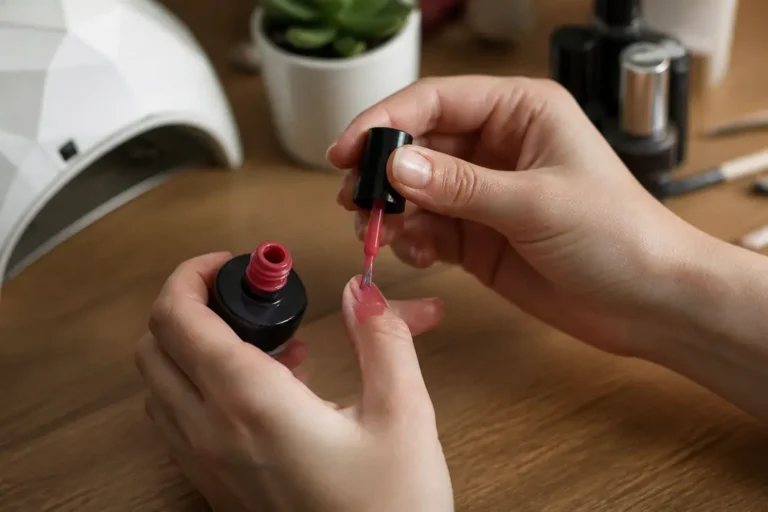 Quel est le tarif d'un vernis semi-permanent à domicile pour une manucure DIY soignée.