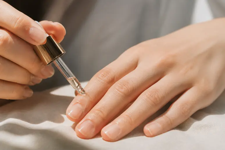 Application d'huile cuticule sur les ongles : geste clé pour renforcer la résistance des vitamines pour les ongles cassants.
