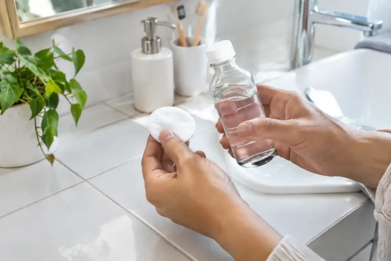 un soin cutané avec un bouton poil incarné traité sur le lavabo