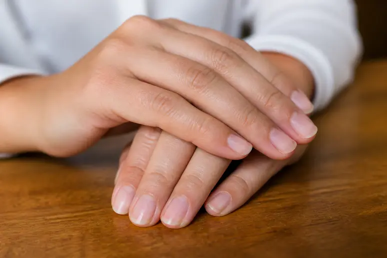 Examen de la plaque unguéale pour identifier une fragilité ou un dédoublement des ongles