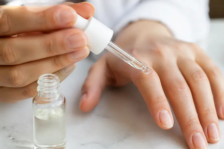 Application d'une huile hydratante pour nourrir l'ongle sec et limiter la casse