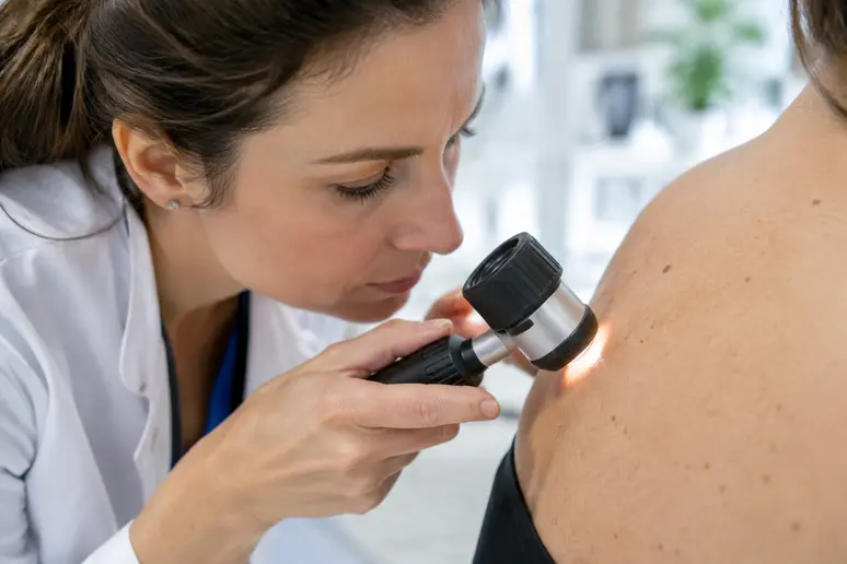 Examen dermatologique minutieux de la peau avant une séance d'épilation définitive.