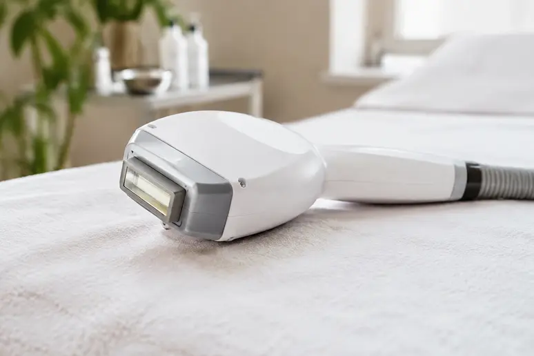 Sonde fine d'un appareil d'électrolyse posée sur un plan de travail en cabinet