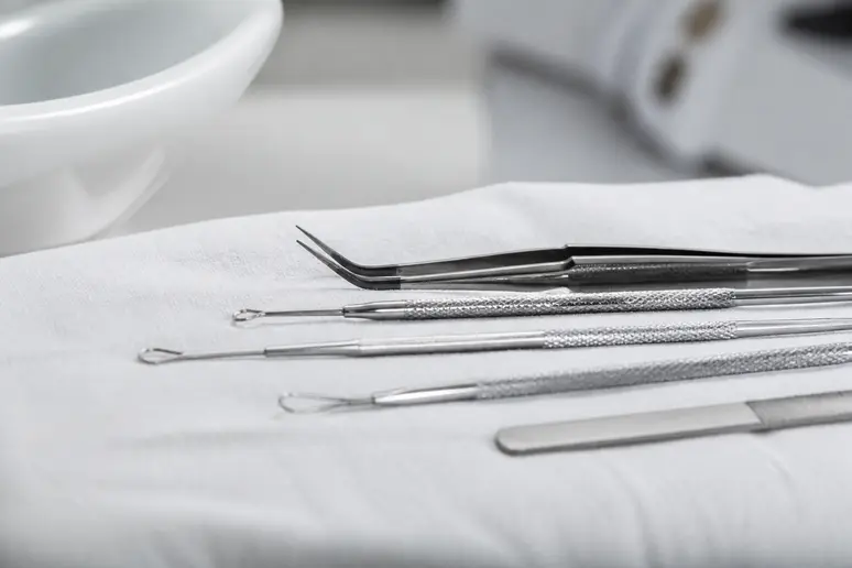 Outils de précision utilisés pour corriger une épilation définitive sourcil ratée.