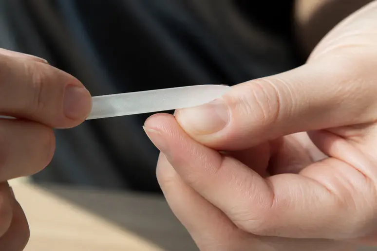 Limage d'un ongle court dans un seul sens pour éviter le dédoublement de la tablette.
