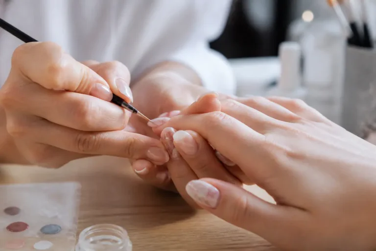 Précision d'un nail art effet marbre réalisé minutieusement sur des ongles soignés en gros plan