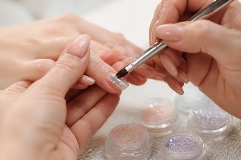 Comparaison de la taille des paillettes pour manucure sur base en gel.