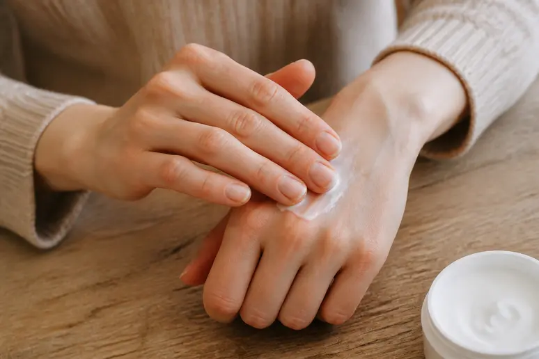 Application d'une crème hydratante pour protéger les mains et contrer les agressions externes