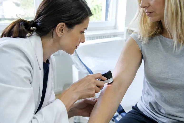 Consultation médicale pour examiner l'évolution d'un poil incarné enflammé.