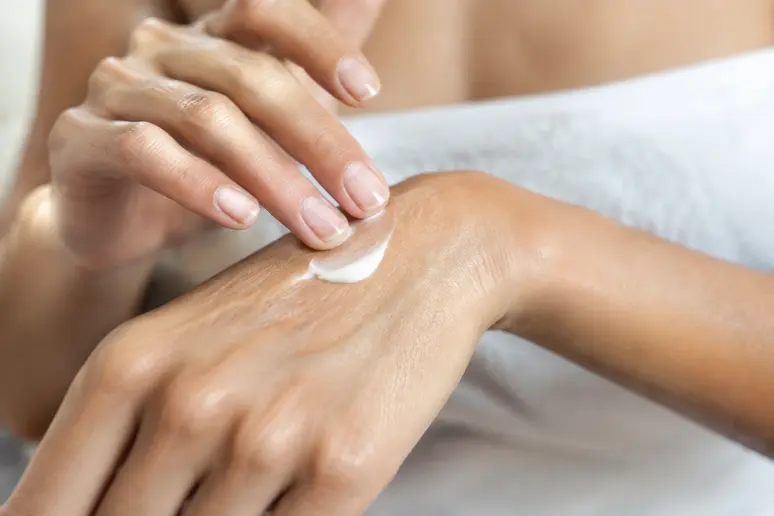 Application d'une crème de soin pour prévenir l'apparition des poils incarnés au maillot.