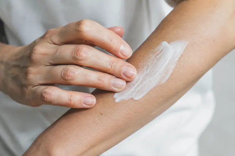 Application d'une crème hydratante pour apaiser la peau et prévenir les poils incarnés.