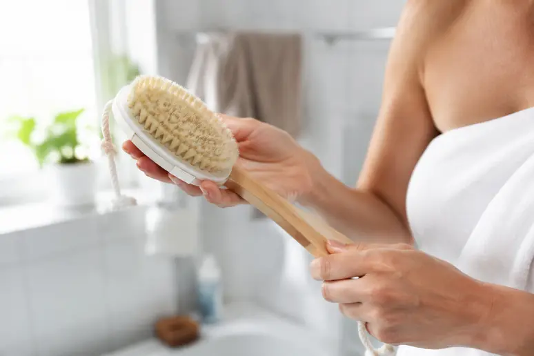 Brosse d'exfoliation douce pour préparer la peau au rasage et éviter les poils incarnés.