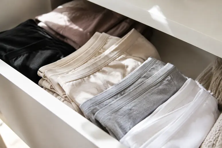 Sous-vêtements en coton pliés dans un tiroir illustrant le choix selon le type d'épilation.